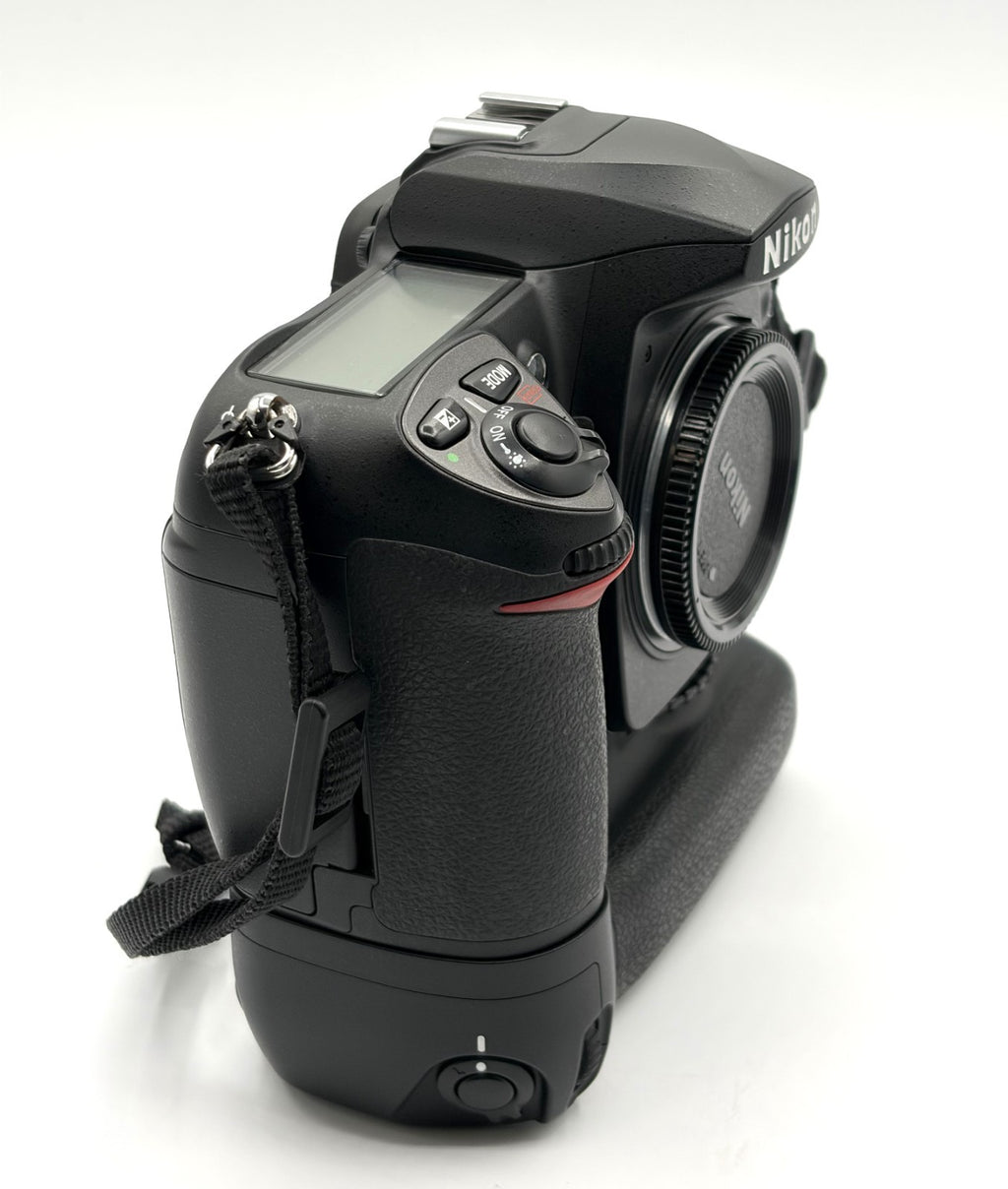 Nikon D200 Camera Body + MB-D200 Battery Grip Kit – Includes 2 Batteries